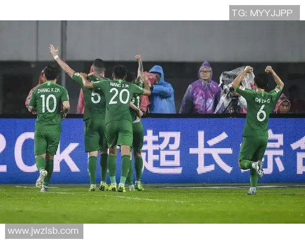 国安与上港激战正酣比分悬念不断球迷期待精彩瞬间